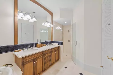 Bath - 6968 SE Harbor Cir, Stuart, FL 34996 photo 3 of 4