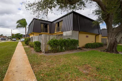2464 Waterside Dr, Lake Worth, FL 33461