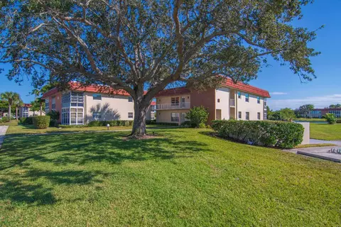 68 Royal Oak Ct #202, Vero Beach, FL 32962