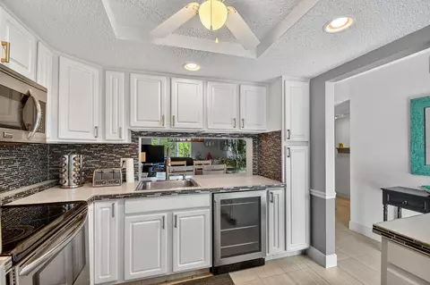 2400 NE 1st Ln #102, Boynton Beach, FL 33435
