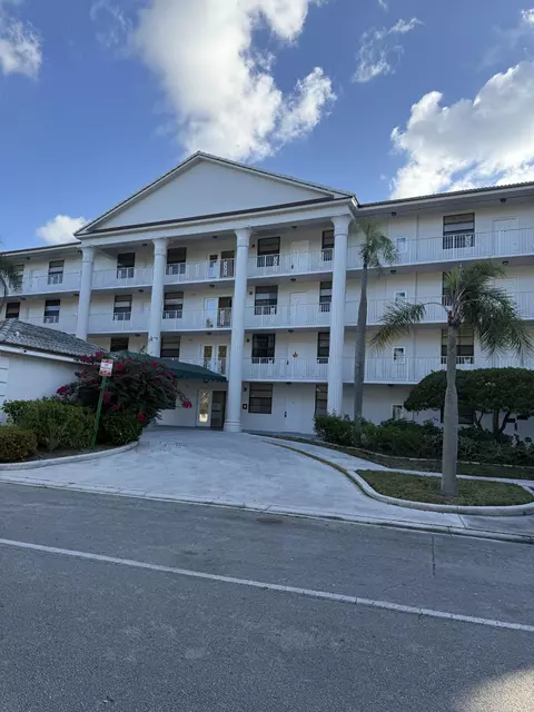 3710 Whitehall Dr #401, West Palm Beach, FL 33401
