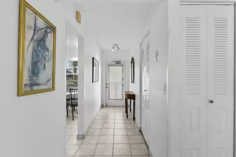27 Abbey Ln #205, Delray Beach, FL 33446