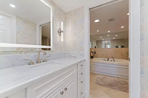 Bath - 19670 Beach Rd #B303, Jupiter, FL 33469 photo 3 of 9