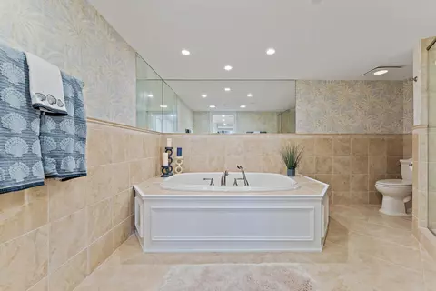 Bath - 19670 Beach Rd #B303, Jupiter, FL 33469 photo 4 of 9