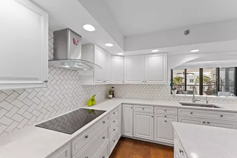 Kitchen - 19670 Beach Rd #B303, Jupiter, FL 33469 photo 3 of 6
