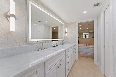 Bath - 19670 Beach Rd #B303, Jupiter, FL 33469 photo 2 of 9