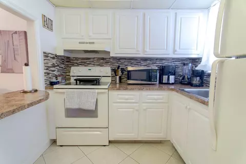 3091 E Sun Sunrise Lakes Dr E #207, Sunrise, FL 33322