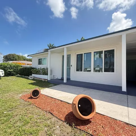 337 E Lake Rd, Palm Springs, FL 33461