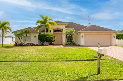 555 SE Nome Dr, Port Saint Lucie, FL 34984