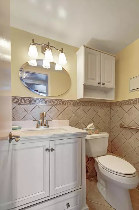 Bath - 4089 Guildford E #E, Boca Raton, FL 33434 photo 1 of 4