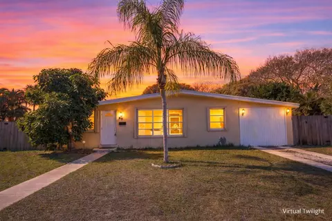 910 9th St, Lake Park, FL 33403