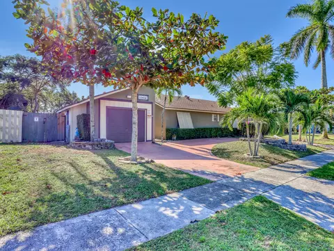 10404 Carmen Ln, Royal Palm Beach, FL 33411