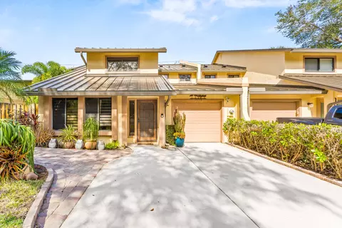 1075 Raintree Ln, Palm Beach Gardens, FL 33410