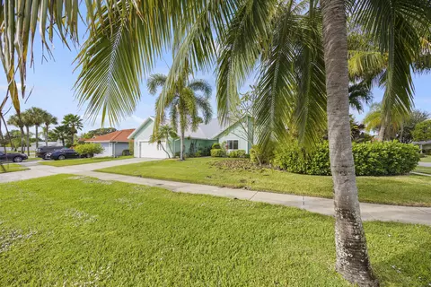 45 Birch Pl, Tequesta, FL 33469