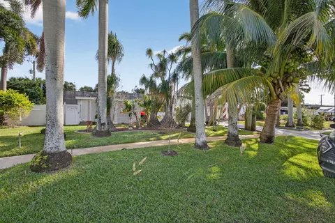 9520 Birmingham Dr, Palm Beach Gardens, FL 33410