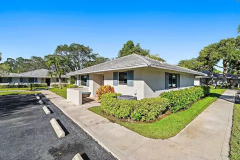212 Club Dr, Palm Beach Gardens, FL 33418