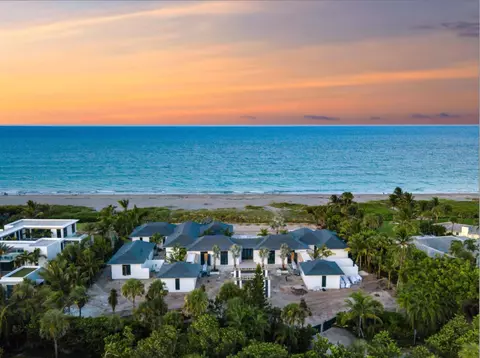 7 S Beach Rd, Jupiter Island, FL 33455