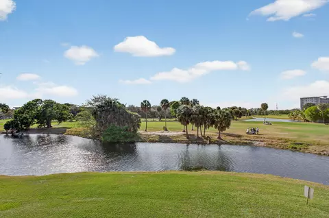 555 Oaks Ln #207, Pompano Beach, FL 33069