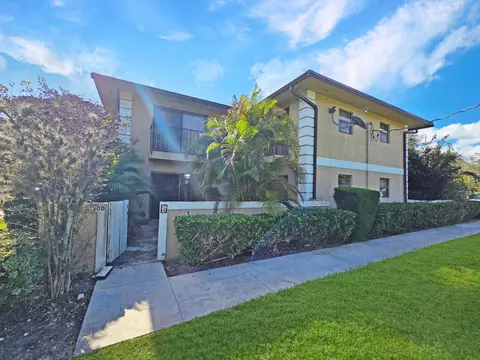 1482 N Lawnwood Cir #30-D, Fort Pierce, FL 34950