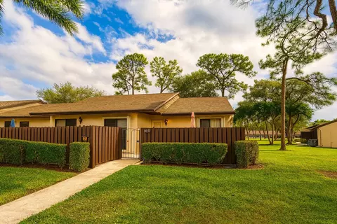 447 Pine Glen Ln #E, Greenacres, FL 33463