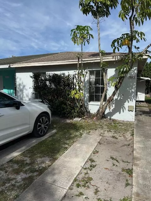 5823 S 37th Ct, Greenacres, FL 33463