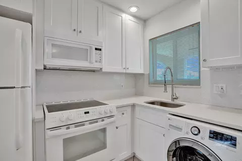 Kitchen - 2311 NE 36th St #2F, Lighthouse Point, FL 33064 photo 2 of 2