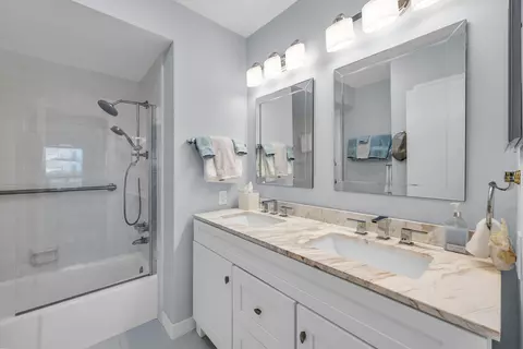Bath - 4 SE Turtle Creek Dr #E, Jupiter, FL 33469 photo 1 of 2