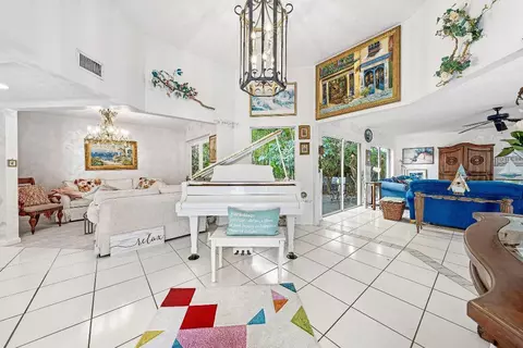 800 Lagoon Ln, Lantana, FL 33462