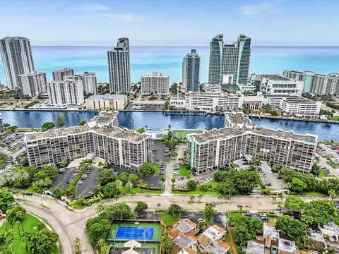 600 Parkview Dr #719, Hallandale Beach, FL 33009