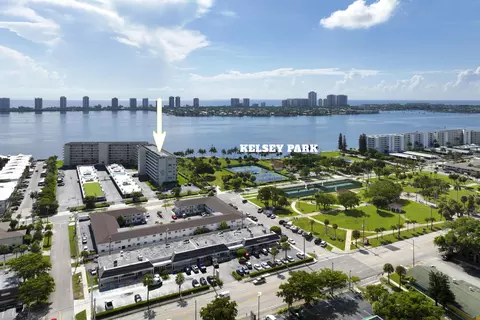801 Lake Shore Dr #817, Lake Park, FL 33403