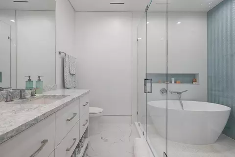 Bath - 3016 SE Dune Dr, Stuart, FL 34996 photo 6 of 9