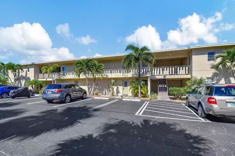 315 Circle Dr S #102, Boynton Beach, FL 33435