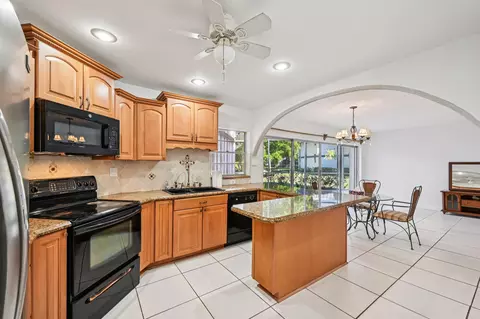 7 N Greenway Vlg N #111, Royal Palm Beach, FL 33411