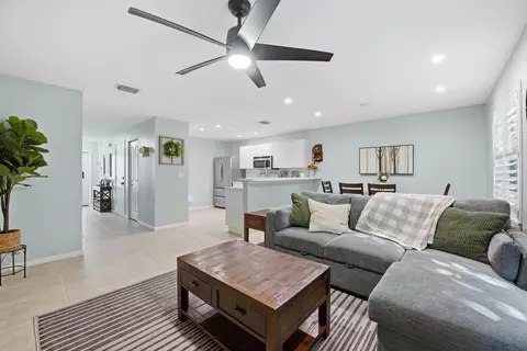 5292 Pine Mdws, Lake Worth, FL 33463