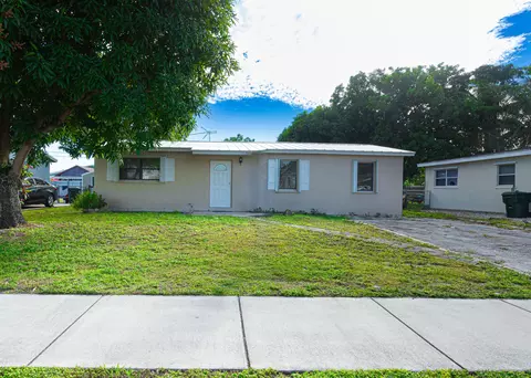 5624 S 37th Ct, Greenacres, FL 33463
