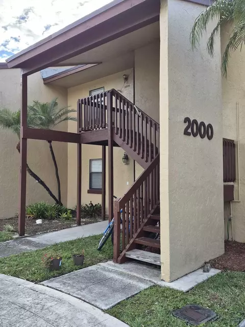 2006 Lakeview Dr W, Royal Palm Beach, FL 33411