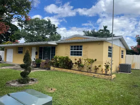 621 SW 68 Ave, Pembroke Pines, FL 33023