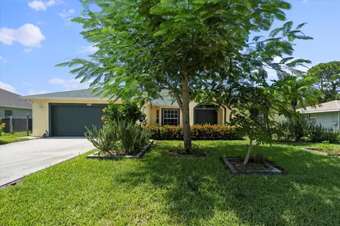 324 NE Gladiola Ave, Port Saint Lucie, FL 34983