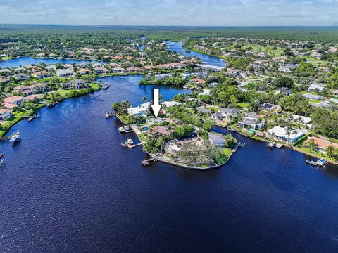 9195 SE Cove Point St, Jupiter, FL 33469