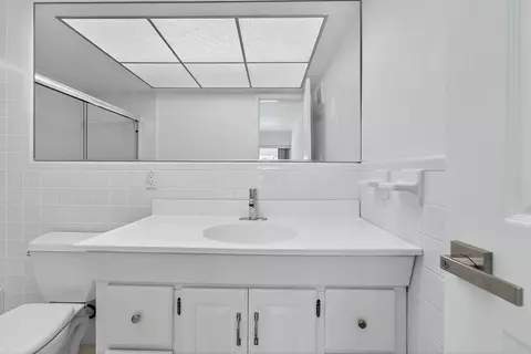 Bath - 331 Tequesta Dr #224, Tequesta, FL 33469 photo 1 of 5