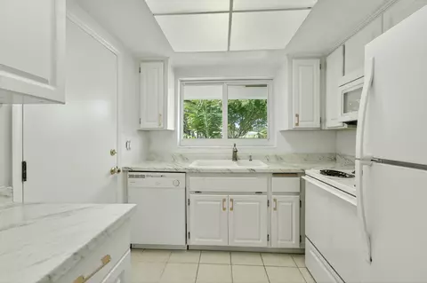 Kitchen - 331 Tequesta Dr #224, Tequesta, FL 33469 photo 2 of 3