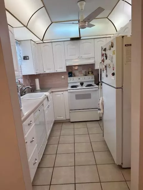 725 Lori Dr #313, Palm Springs, FL 33461