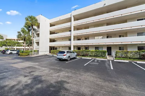 3186 Via Poinciana #111, Lake Worth, FL 33467