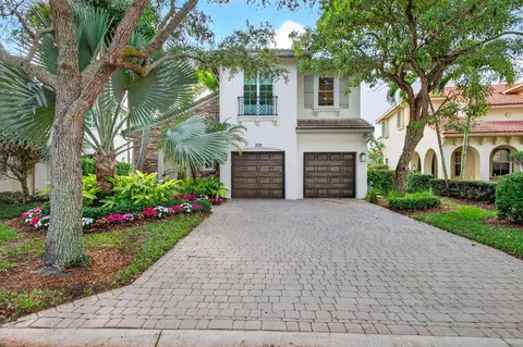 709 Bocce Ct, Palm Beach Gardens, FL 33410