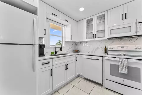 225 Bonnie Blvd #302, Palm Springs, FL 33461