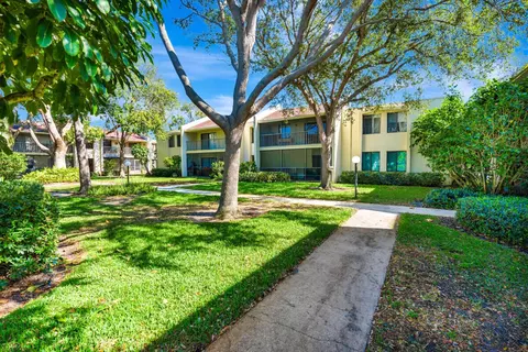 150 Pineview #L3, Jupiter, FL 33469