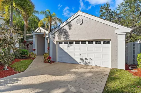 11 Admirals Ct, Palm Beach Gardens, FL 33418