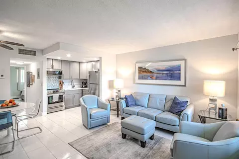 660 Glouchester #106, Boca Raton, FL 33487
