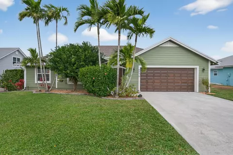 9275 SE Mercury St, Hobe Sound, FL 33455