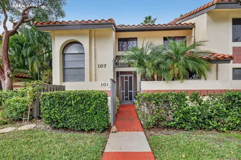 10215 N Circle Lake Dr #101, Boynton Beach, FL 33437